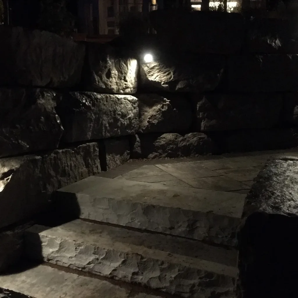 Retaining wall lighting installation